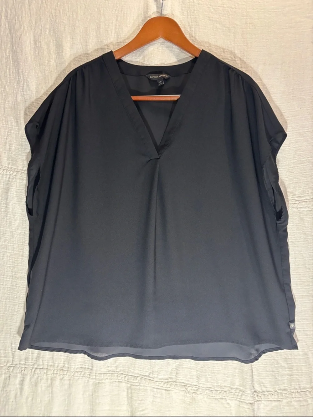 Banana Republic Black V-Neck Flowy Cap Sleeve Blouse